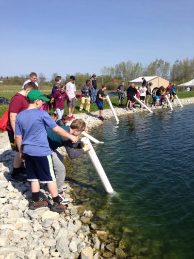 Kids finding aquatic invasive species with DNR